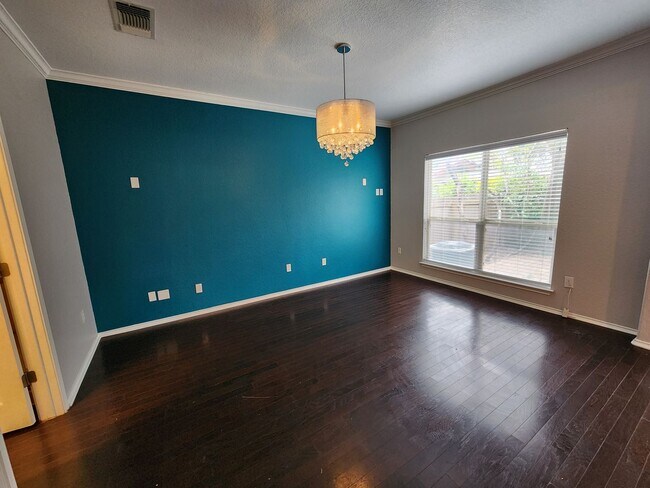 Building Photo - Spacious 3 Bedroom/2.5 Bath Home