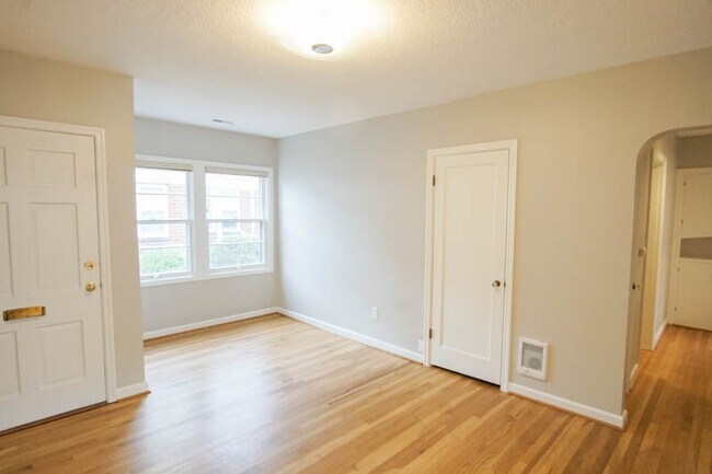 Building Photo - Charming 1-bedroom Courtyard Apartment in Ideal Location!
