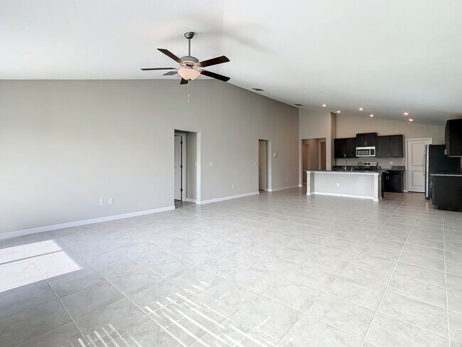 Building Photo - Beautiful 4 bedroom 2.5 bathroom Single Family House! Like new!