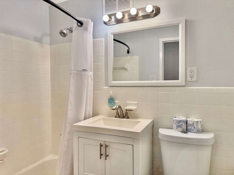 Building Photo - 215 Piedmont Ave NE