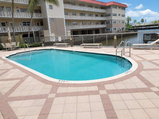 Building Photo - 2069 S Ocean Dr