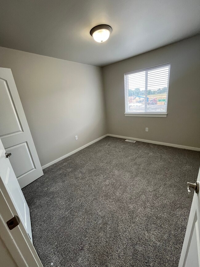 Building Photo - 2015 Lawrence Ln