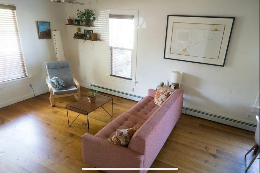 Building Photo - 136 S Maple St