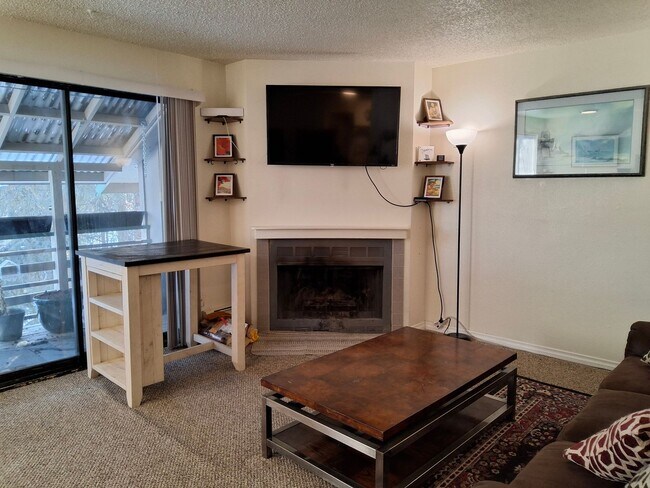 Building Photo - 3061 Lois Dr