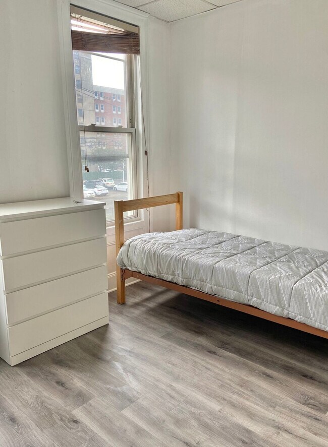 Building Photo - 414 Grand St