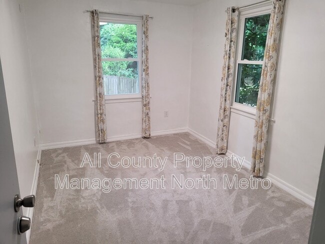 Building Photo - 5606 Roberts Dr