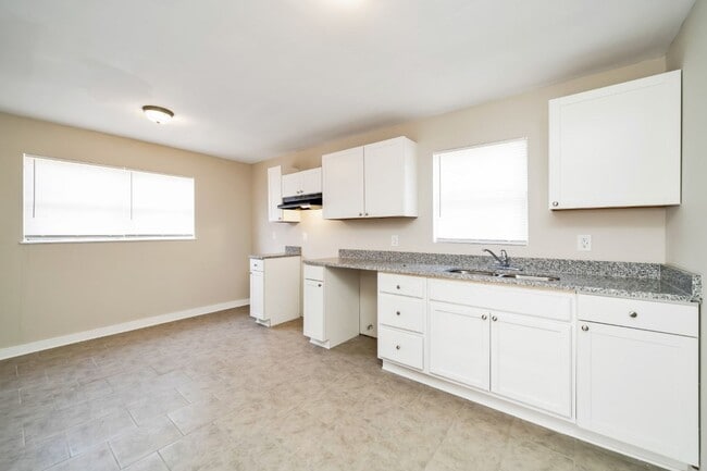 Building Photo - Hidden Gem with Tons of Space and Modern U...