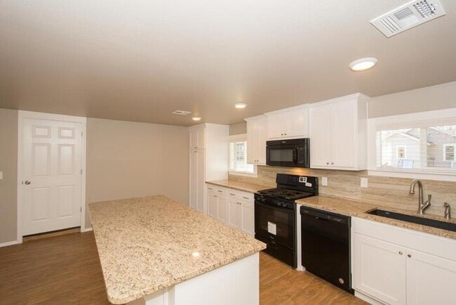 Building Photo - 1/1 Retreat! Very Spacious Open Floor Plan!