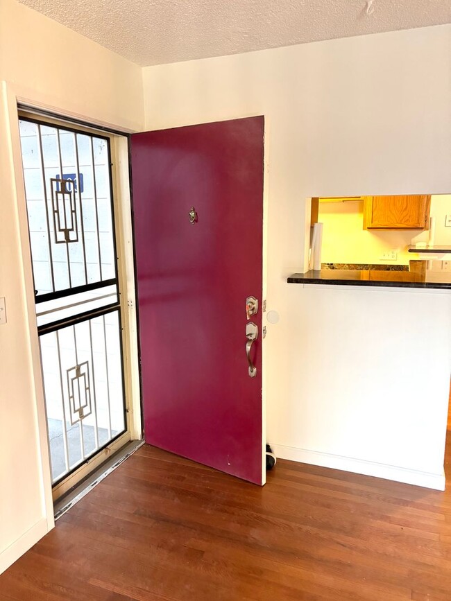 Building Photo - Nicely updated 2bd 2 ba Condo for rent Den...