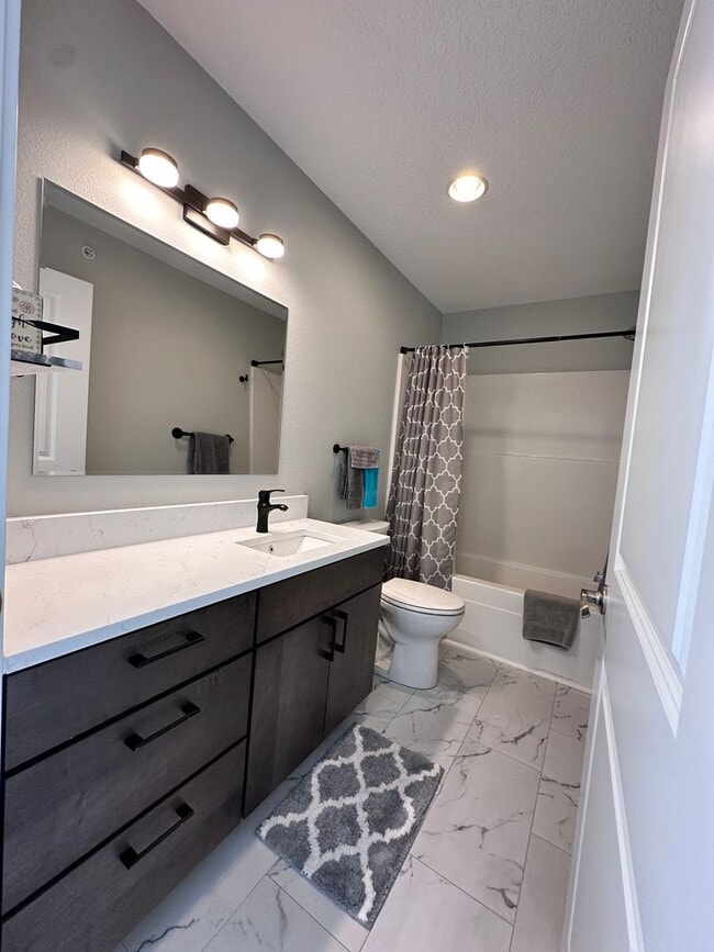 Building Photo - ***MOVE-IN SPECIAL***  Fully Furnished 2 B...