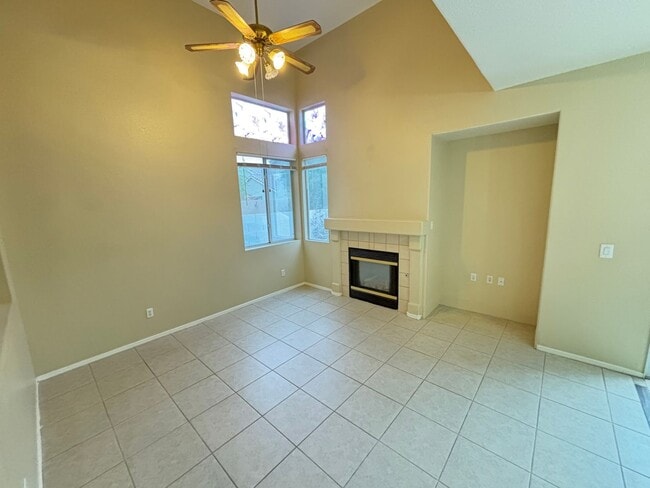 Building Photo - Gorgeous 3Bed/3Bath Home in the Gated Gree...