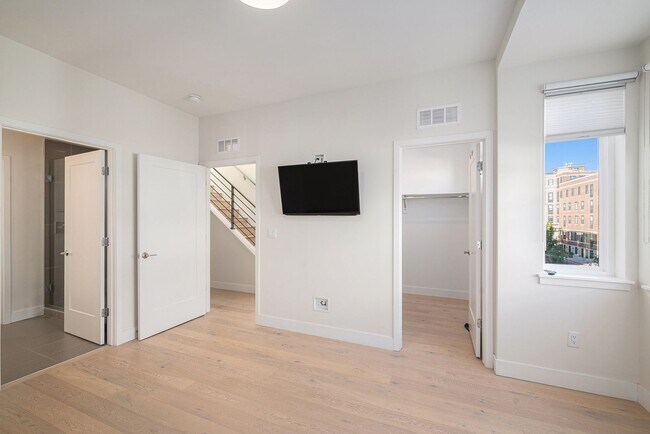 Building Photo - Spacious 3-Bedroom Townhome in the Heart o...