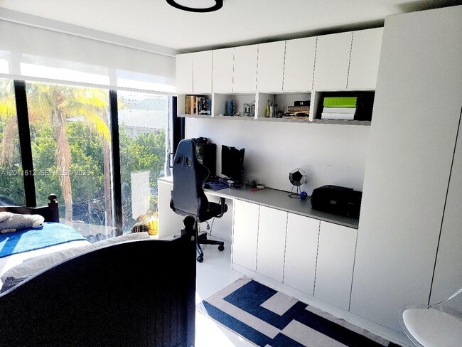 Building Photo - 250 Galen Dr