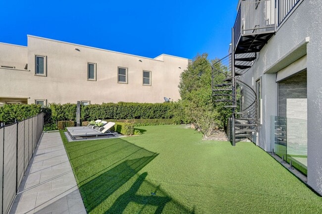 Building Photo - Distinctive Fully Furnished Estate in The Canyons!