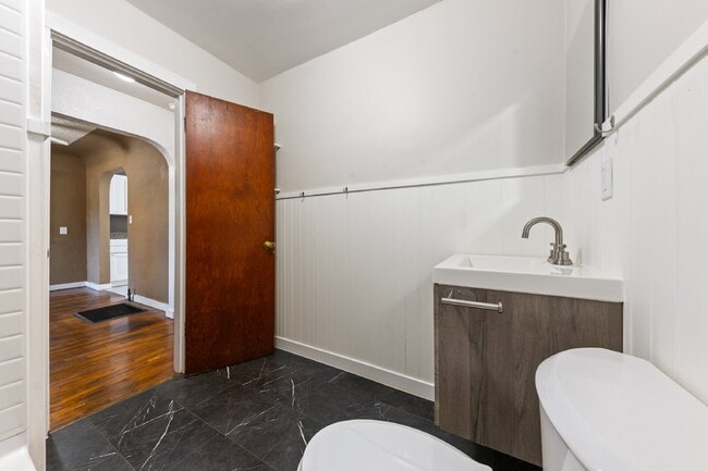 Building Photo - Charming 2 bedroom duplex