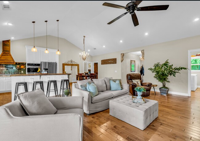 Building Photo - Beautiful 4-bedroom, 2.5-bath riverfront home