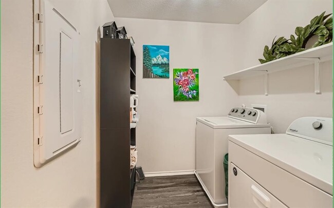Building Photo - 301 La Dera Dr