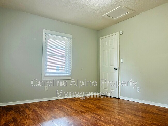 Building Photo - 405 S Oak St