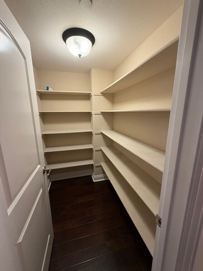 Building Photo - Beautiful Pavilions Condo!