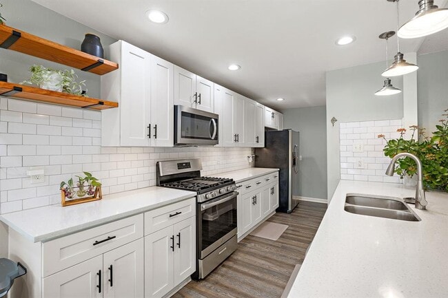 Building Photo - 805 Garden Path Dr