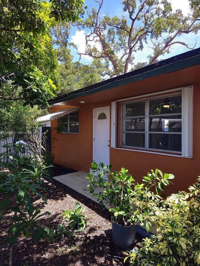 Building Photo - 4920 SW 28th Terrace