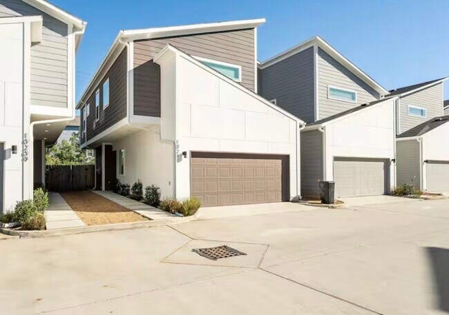 Building Photo - 10211 Las Nubes Ave