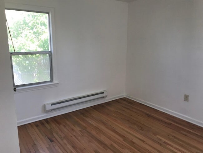 Building Photo - 6833 S Pine St