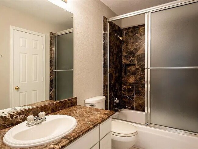 Building Photo - Beautiful 4 bedroom 3 bath home in a quiet...