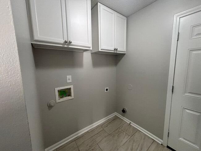 Building Photo - 3930 Chelsea Hill Dr