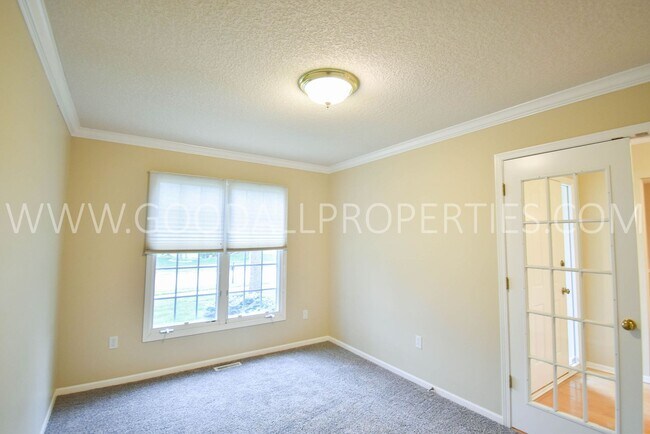 Building Photo - 4 Bedroom 2.5 Bathroom home in Urbandale