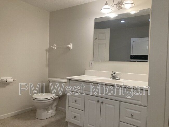 Building Photo - 2703 Woodmeadow Dr SE