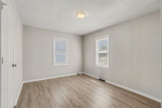 Building Photo - Charming Two Bedroom, One Bathroom Home Near Kansas City Zoo!