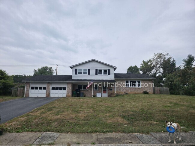 Building Photo - Available Immediately! Pet friendly, 2 car garage, Mooreland Elementary School District, Easy Acc...