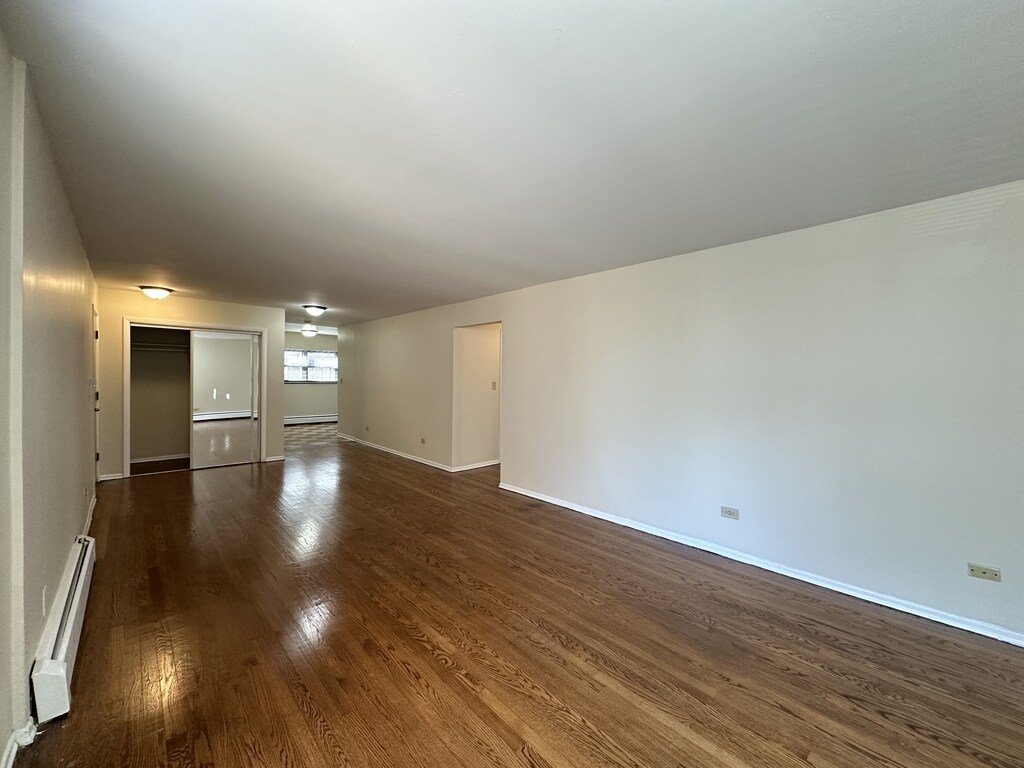 Building Photo - 1644 W Sherwin Ave