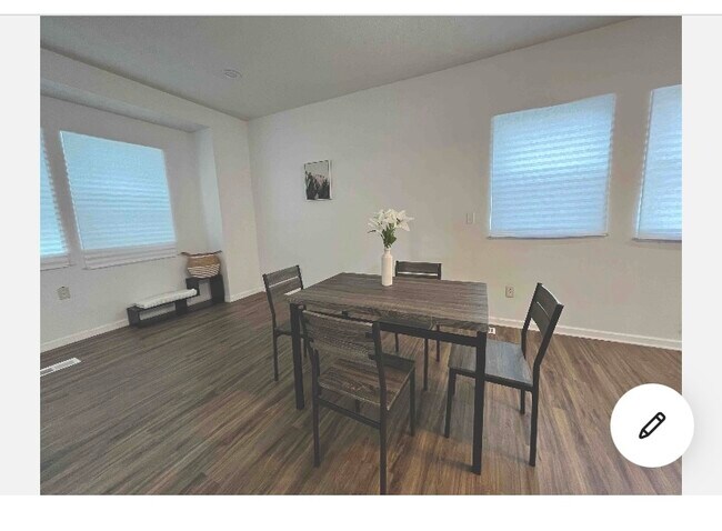 Building Photo - 3504 E 10th St