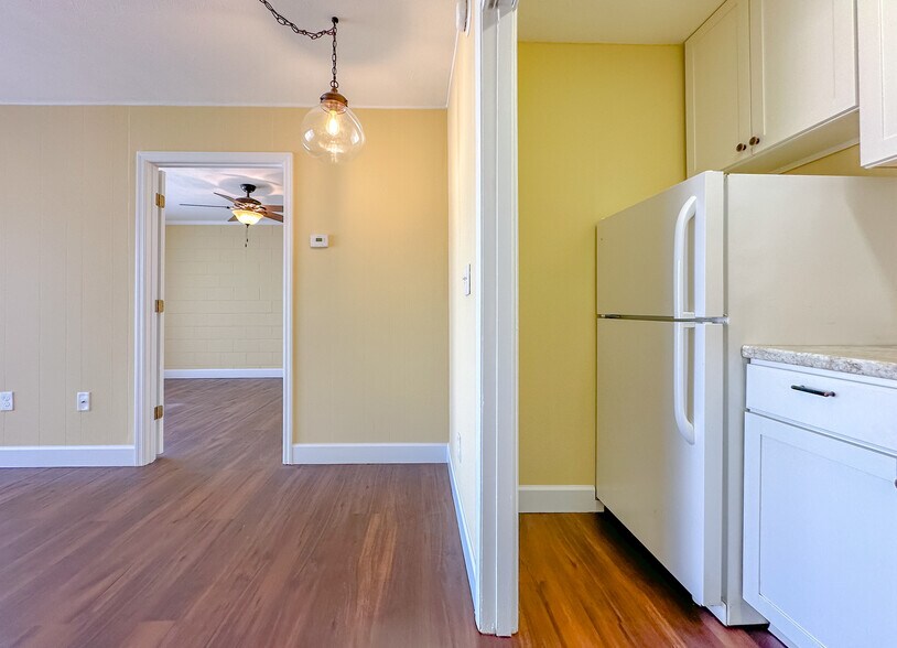 Building Photo - 2241 W Pensacola St