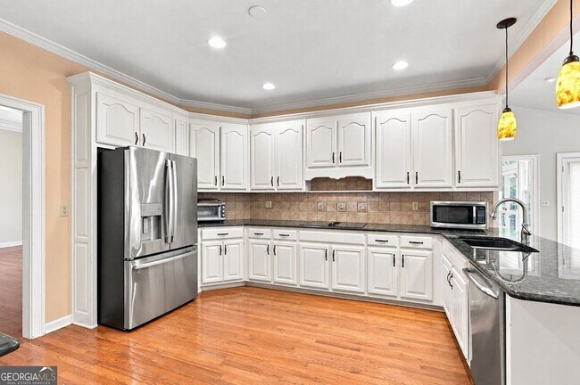 Building Photo - 3535 Claridge Dr NE