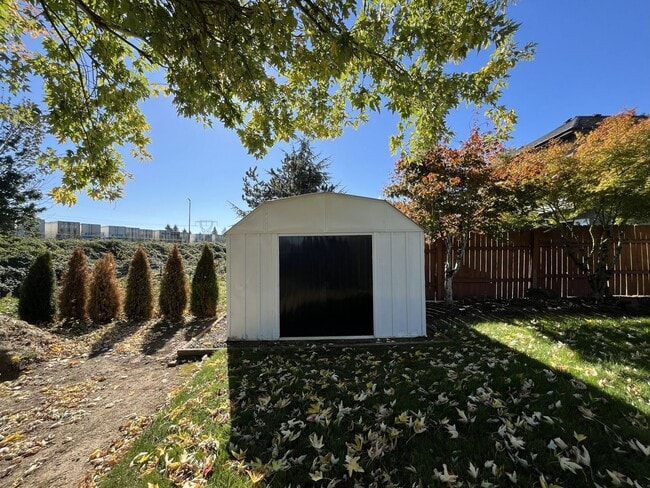 Building Photo - Beautiful Single-Level 3 Bedroom Home with Modern Kitchen and Open Floor Plan