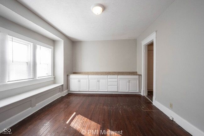 Building Photo - 323 W 40th St