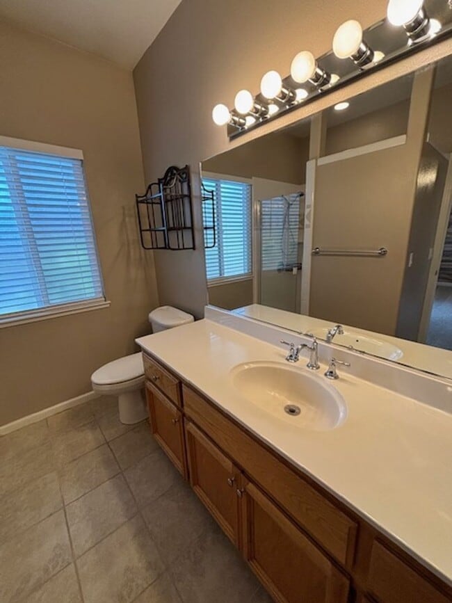 Building Photo - Three bed, two bath unit conveniently located off of Bell Road!