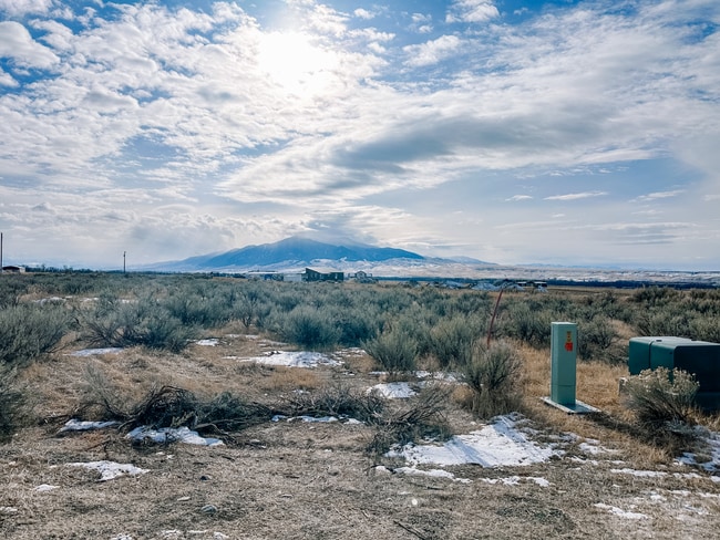 Building Photo - Newer Duplex for Rent Between Twin Bridges and Sheridan!