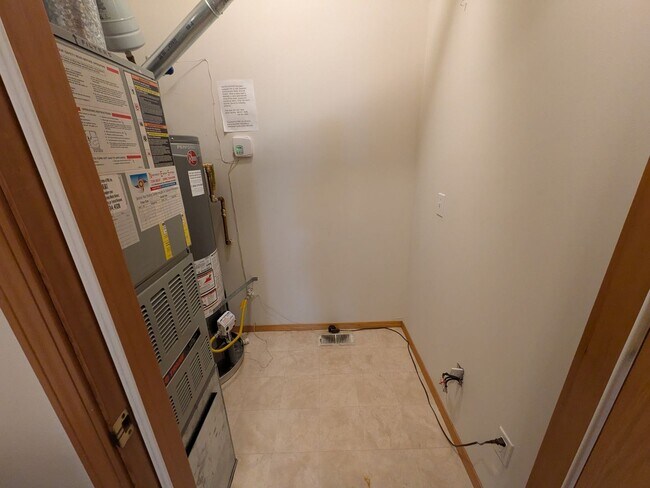 Building Photo - 2 Bedroom, 2 Bathroom Townhome off of Alabama St