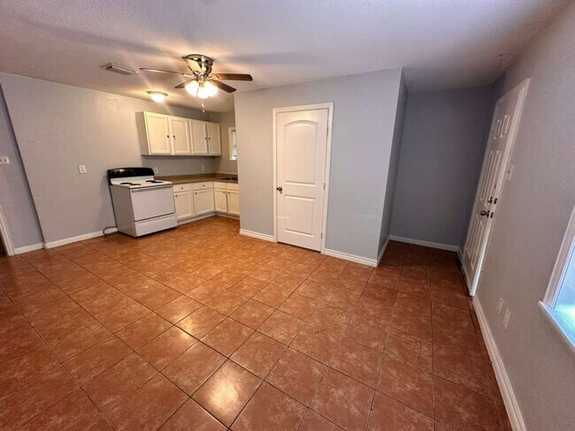 Building Photo - 306 Lake Rd