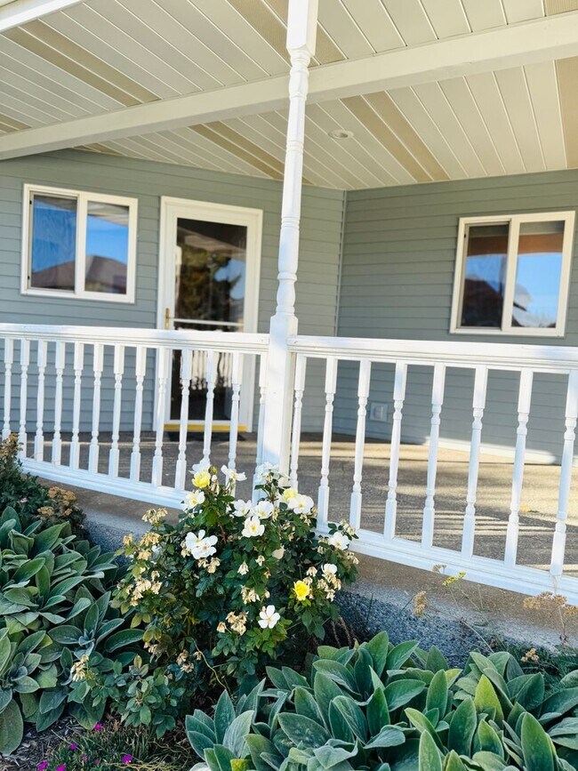 Building Photo - Cozy Home Feel, One Floor Living, Great Ba...