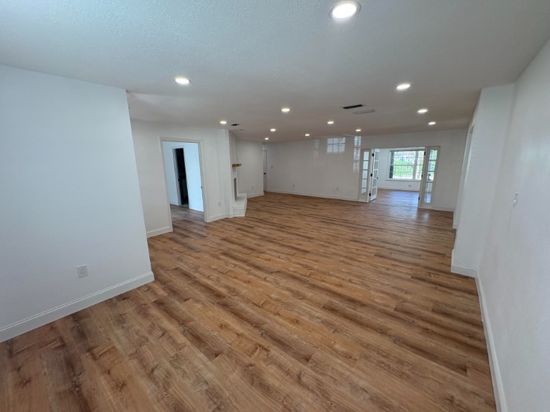 Building Photo - 2301 S San Jose Cir