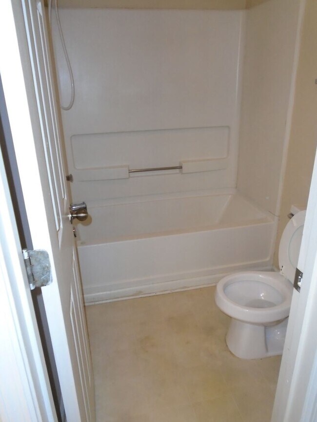 Building Photo - 2Bed / 2 Bath Condo.  Freshly painted, available NOW!!!