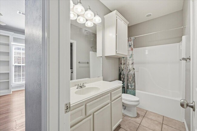 Building Photo - 2490 Amberwood Dr