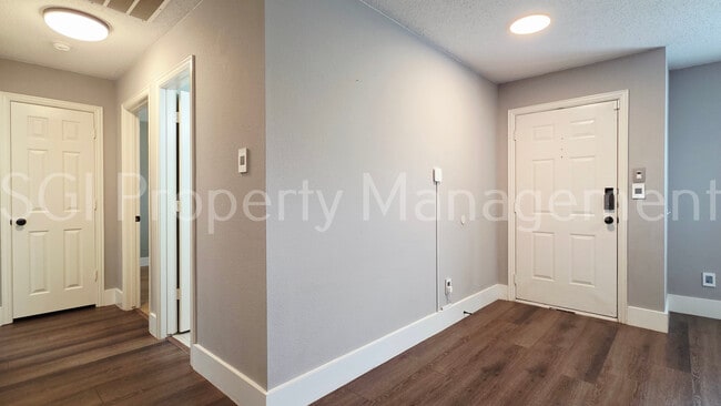 Building Photo - 5004 Evergreen Dr