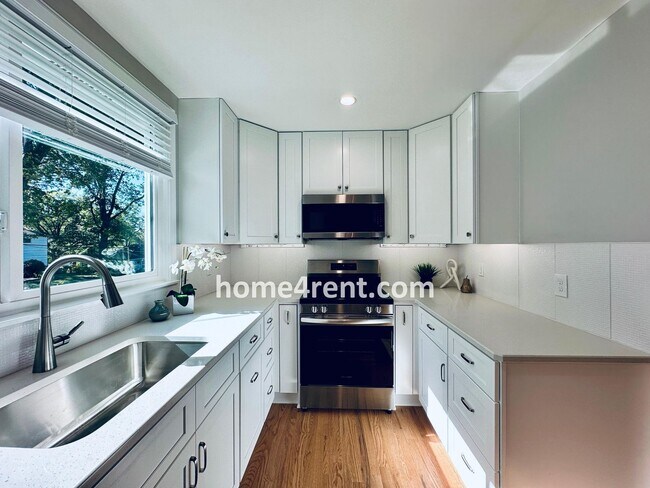 Building Photo - Attractive Overland Park Home w/ Wood Floo...