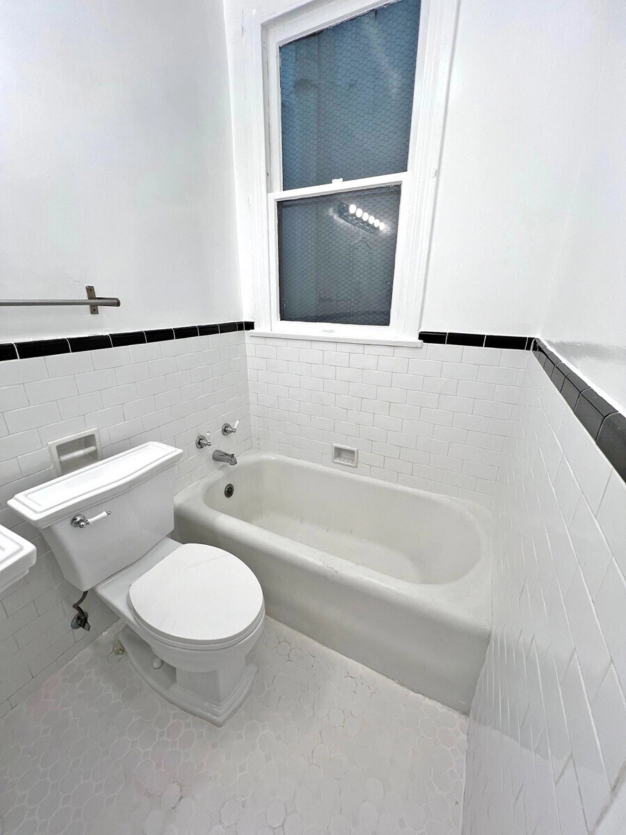 Building Photo - 335 N Orange Grove Ave